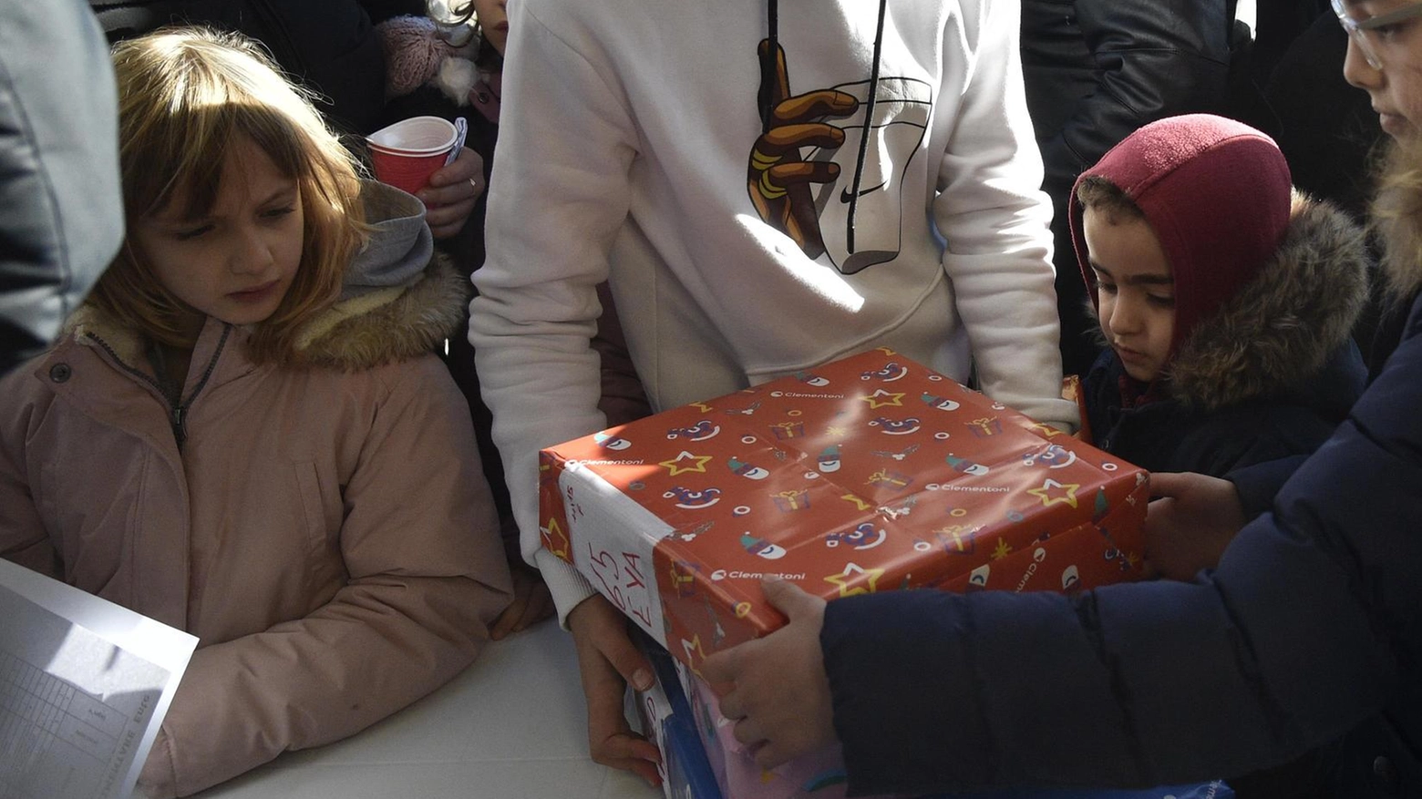 Seicento scatole regalo per dare un aiuto alle famiglie bisognose