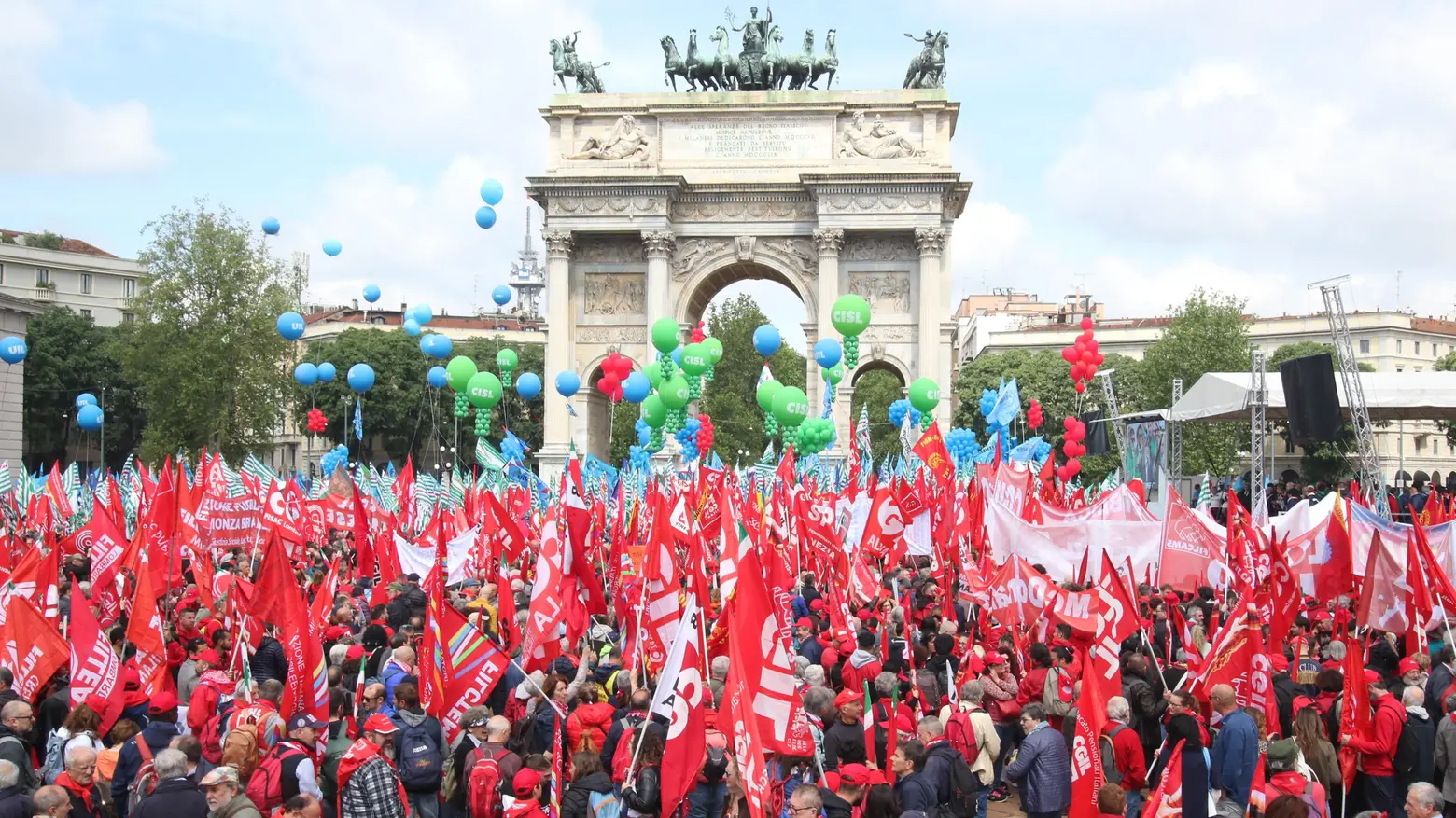 Dagli operai ai rider Il popolo dei sindacati colora l’Arco della Pace "Non siamo schiavi" Dagli operai ai rider Il popolo dei sindacati colora l’Arco della Pace "Non siamo schiavi"