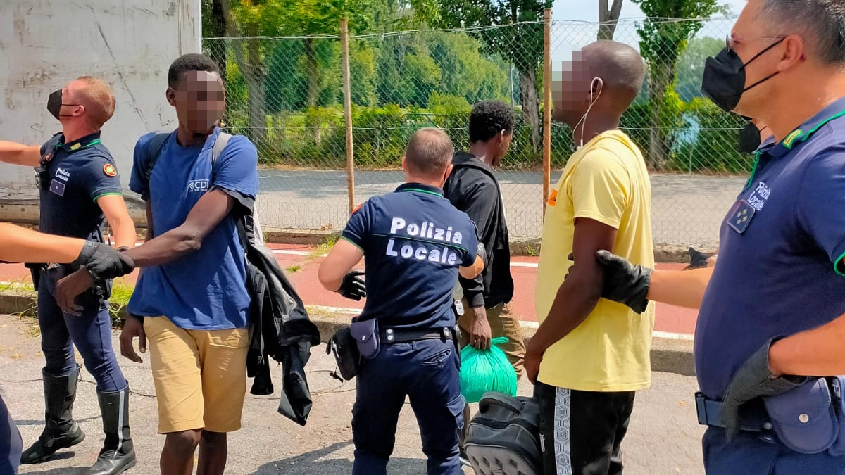 I clandestini scoperti a Peschiera Borromeo nel cassone di un tir