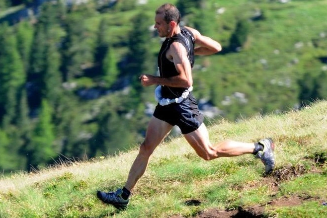 IRONMAN Nicola Golinelli 43 anni taglia il traguardo della ResegUp la skyrace da Lecco alla cima del Resegone che l’ingegnere lecchese ha vinto per altre due volte Sotto altri passaggi della gara di cui lui stesso detiene tuttora il record