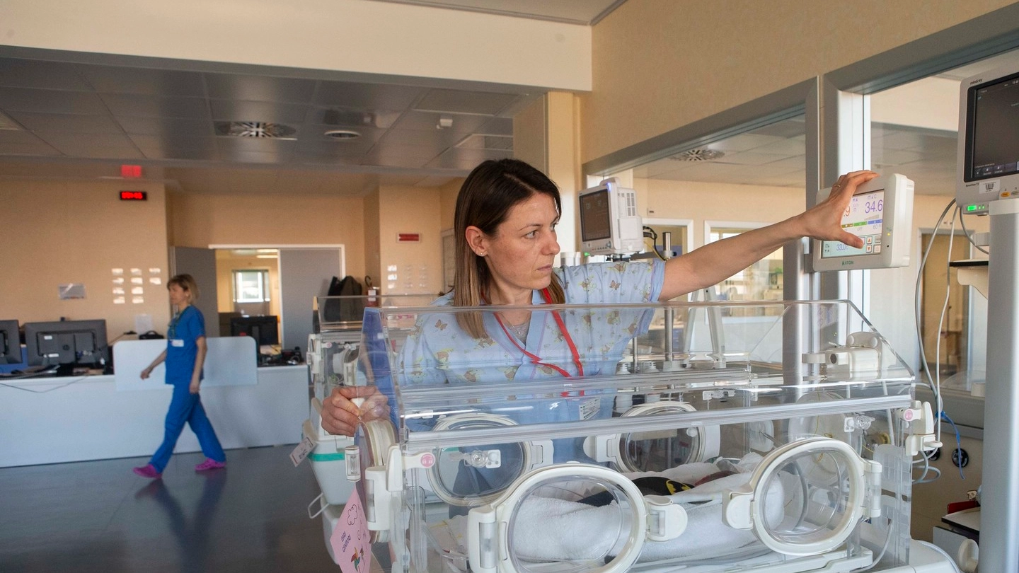 Un’incubatrice del reparto di Terapia intensiva neonatale del “Manzoni” di Lecco 