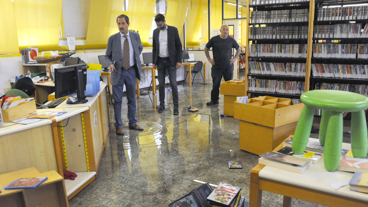 La biblioteca comunale in via Buonarroti completamente allagata