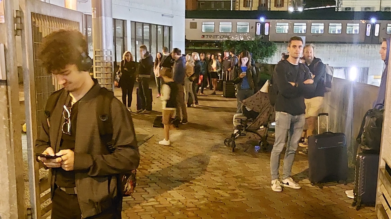 Pendolari nei pressi della banchina in attesa degli autobus sostitutivi