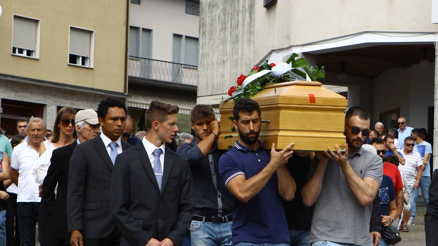 Il funerale di Oscar Fascendini a Sondrio (Anp)