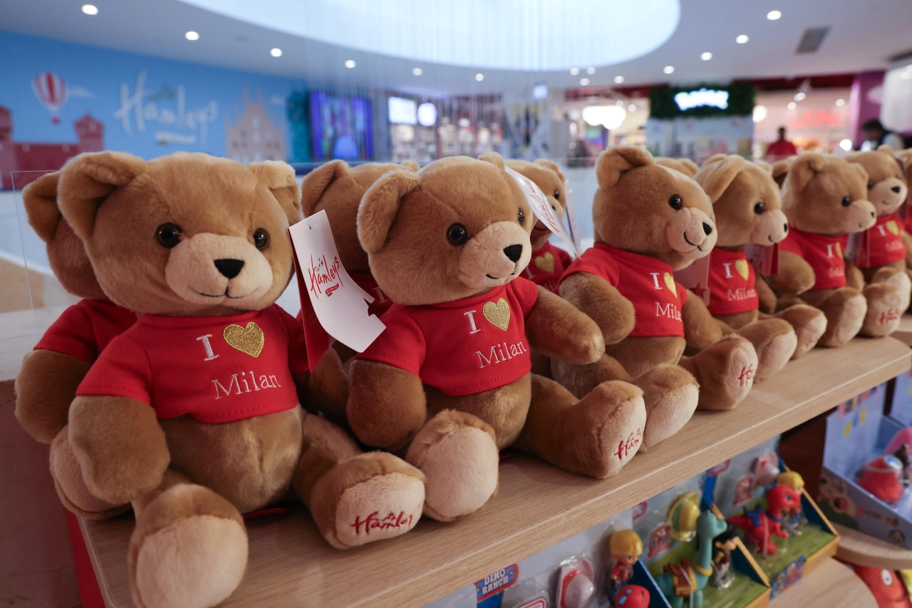 Una schiera di orsacchiotti sugli scaffali di Hamleys
