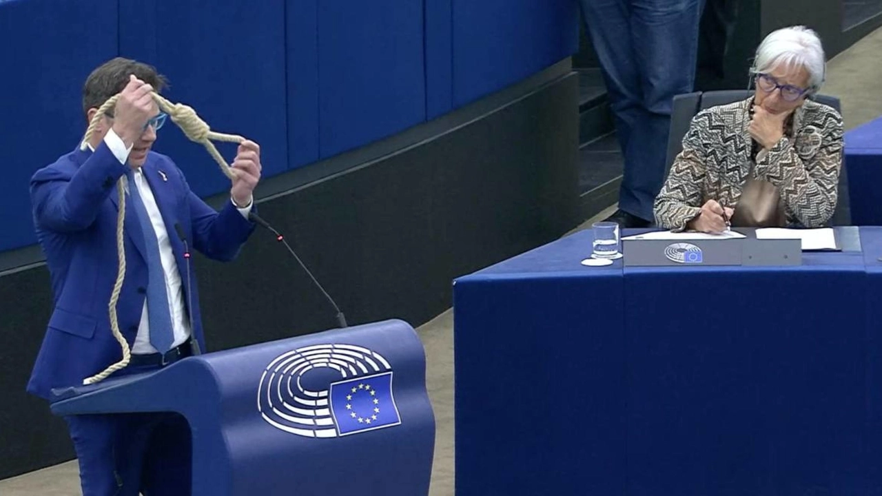 Strasburgo, l’eurodeputato leghista sventola il cappio a Christine Lagarde: “Le sue politiche criminali strozzano le famiglie”