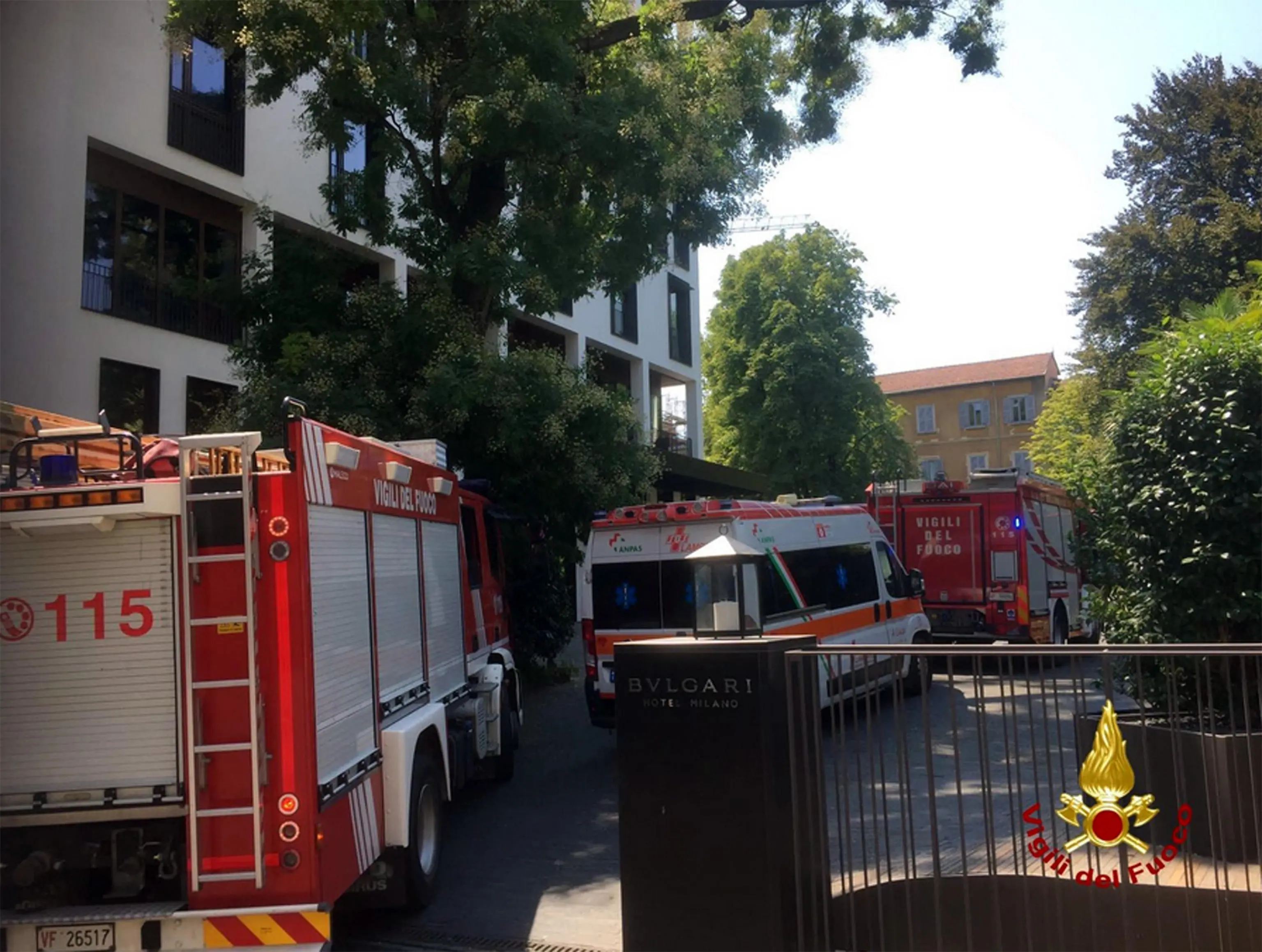 Milano, va a fuoco una cantina: padre e figlio ricoverati in ospedale