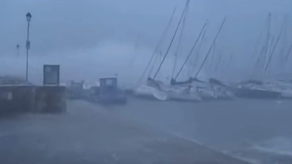 Vento e pioggia sul lago di Garda (Frame video Facebook Rete Meteo Amatori)