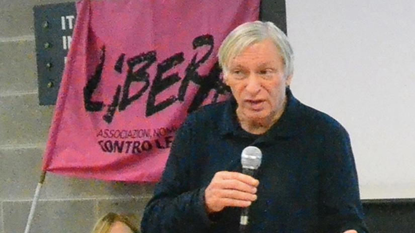 A Don Ciotti l’Albero della legalità A Don Ciotti l’Albero della legalità