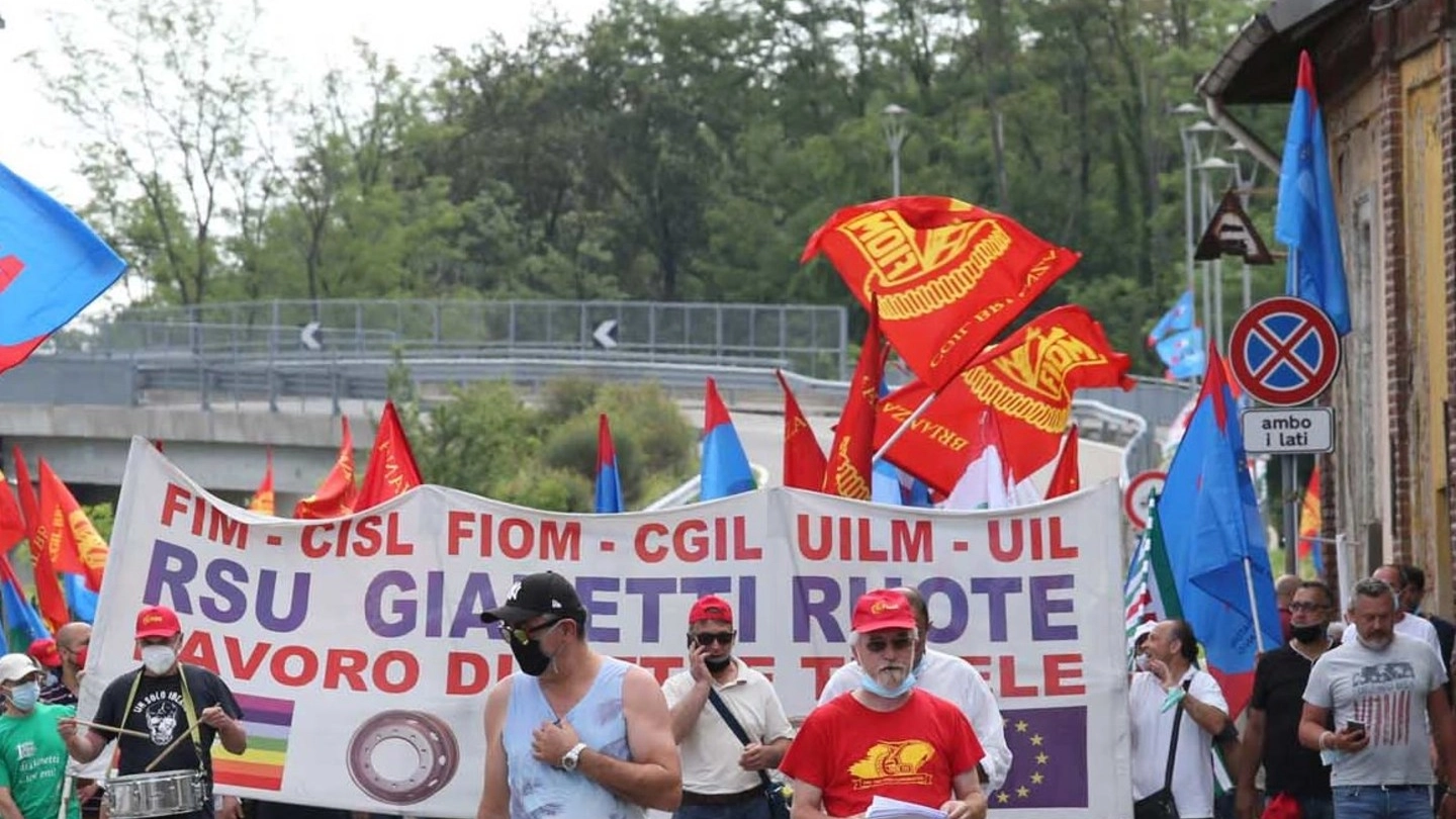 Una manifestazione dei lavoratori della Gianetti ruote di Ceriano