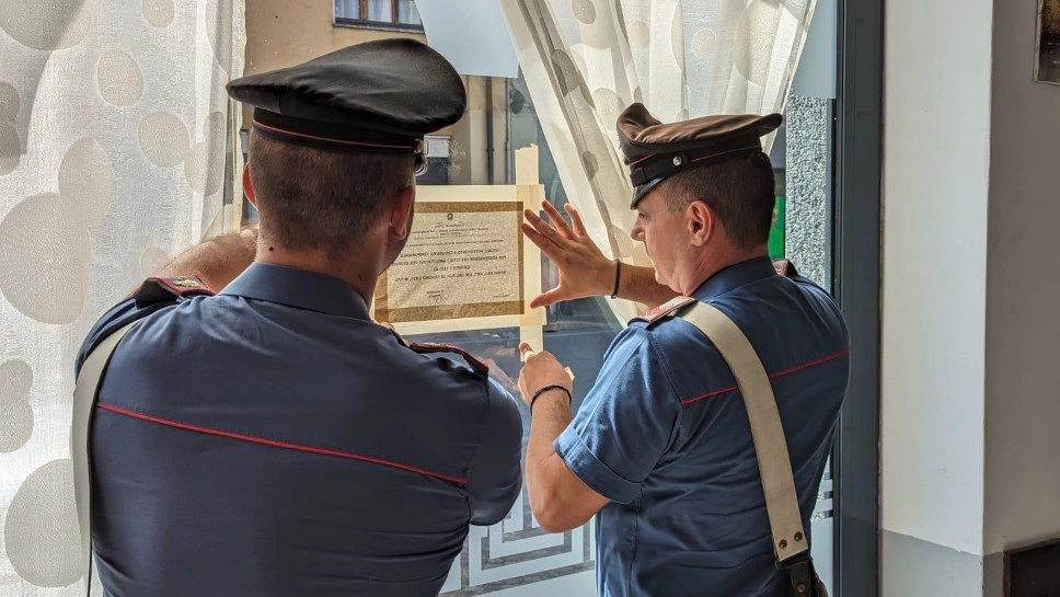 I carabinieri mentre chiudono il bar