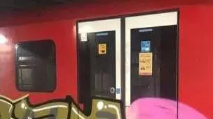 Blitz al deposito Treni imbrattati: presi due writer Blitz al deposito Treni imbrattati: presi due writer