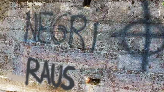 La scritta  è stata  realizzata  sul muro perimetrale dell’ex colonia