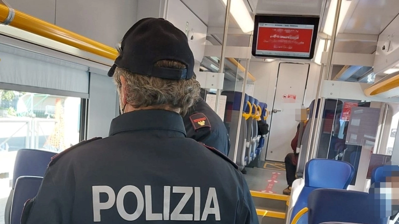 Un controllo della Polizia sui treni