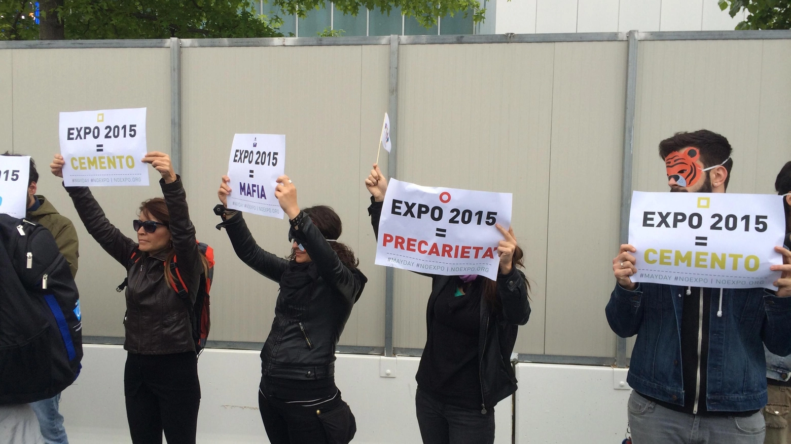 Protesta davanti ai cancelli dell'Expo nel giorno dell'apertura ufficiale