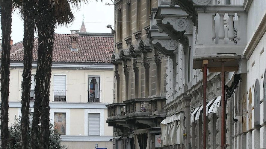 Furgone sbaglia manovra e travolge un balcone Furgone sbaglia manovra e travolge un balcone