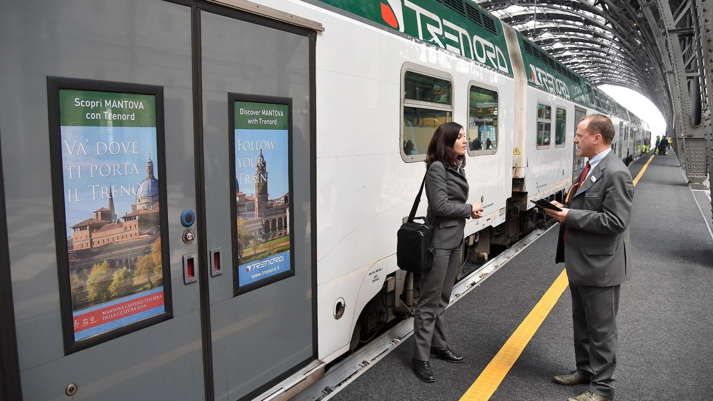 Treno di Trenord in partenza dalla stazione Centrale di Milano