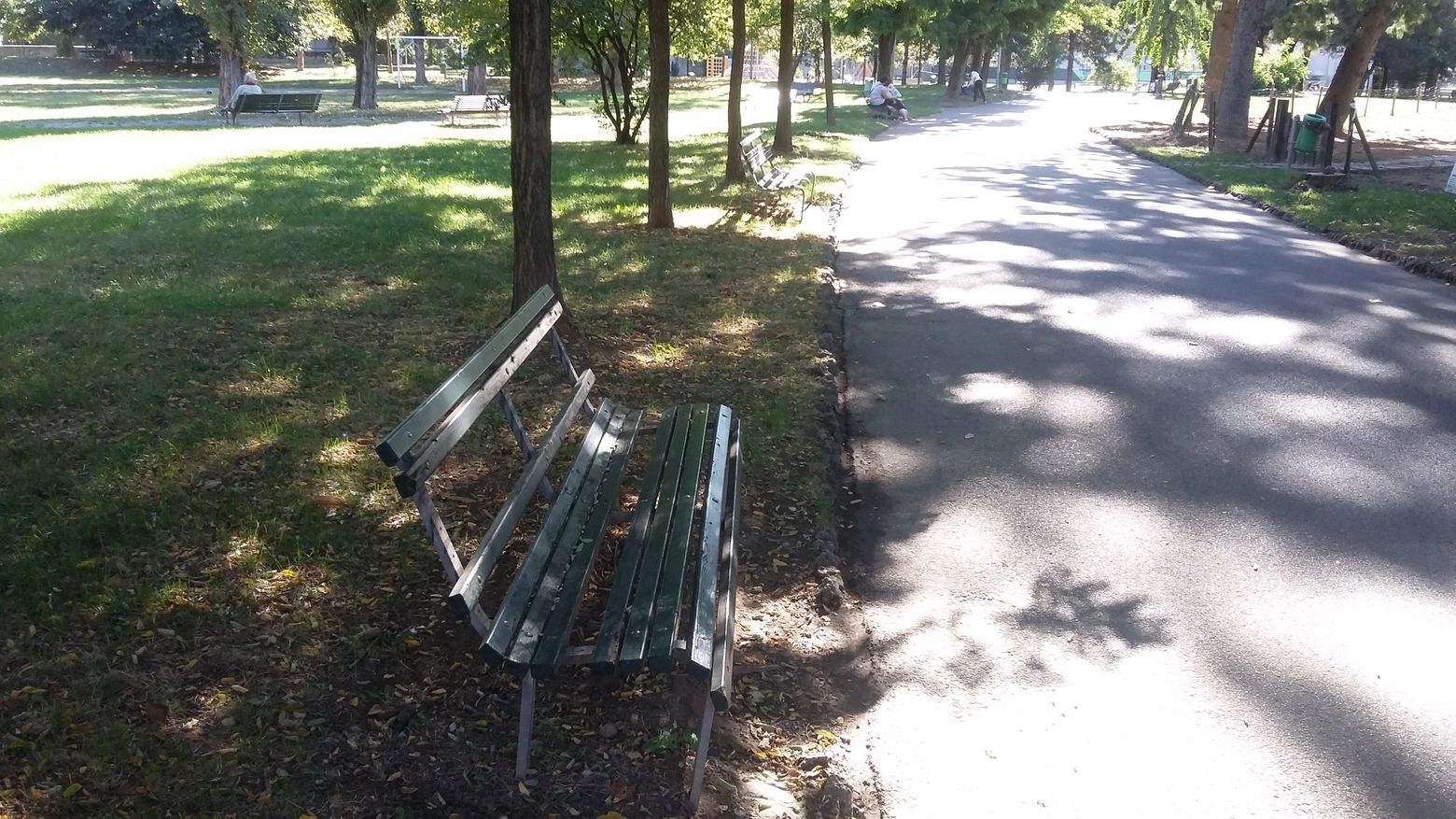 Una panchina danneggiata al parco