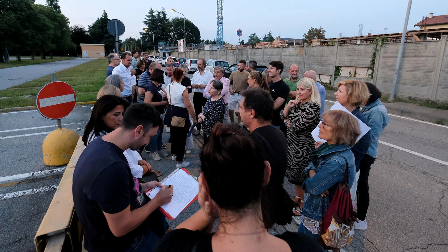 La protesta dei cittadini di Vimercate che abitano vicino all'ex Esselunga