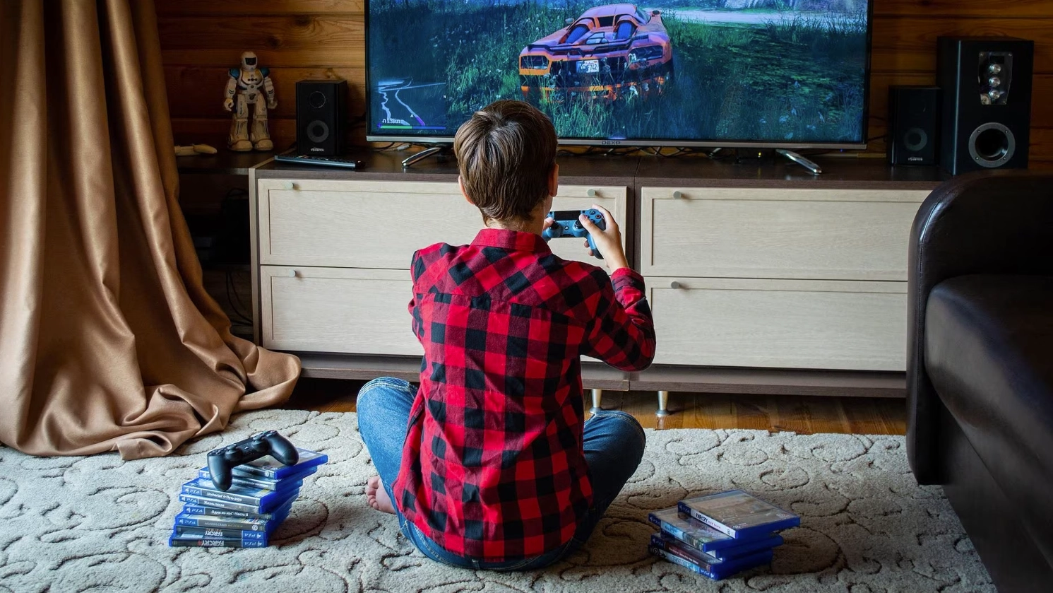 Un bambino davanti a un videogioco (foto di repertorio)