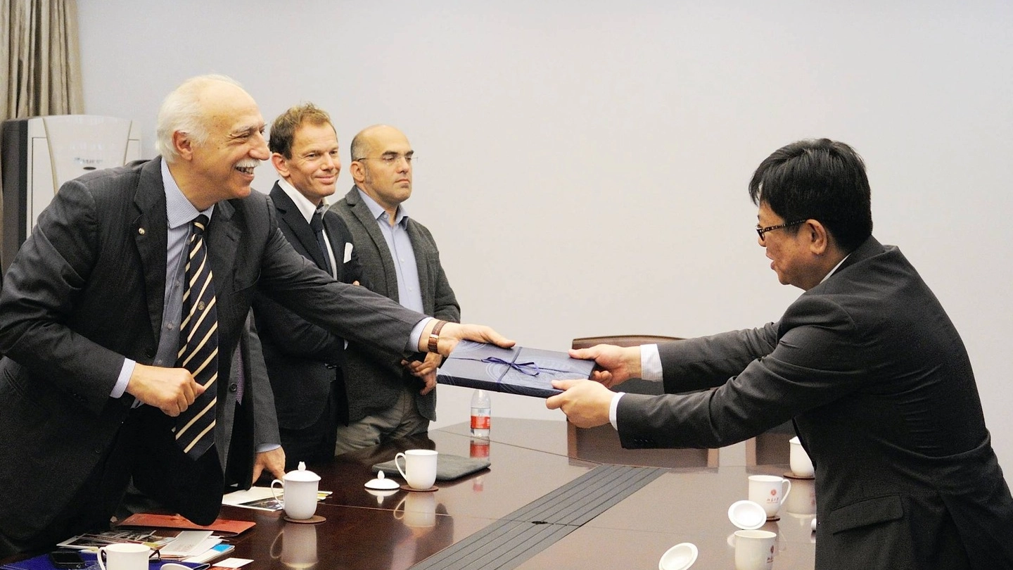 IL MEETING Scambio di doni tra il rettore Fabio Rugge e il vice presidente della Peking Universitu  Li Yansong