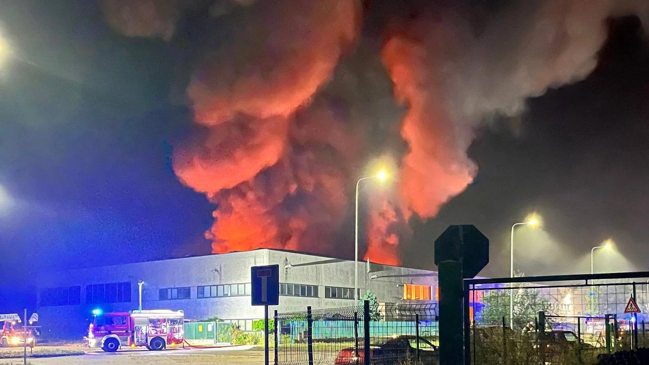 Il capannone in fiamme a Villanova d'Ardenghi
