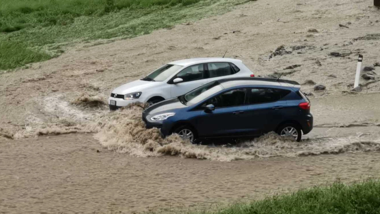 auto impantanate nel fiume di fango sulla statale 42