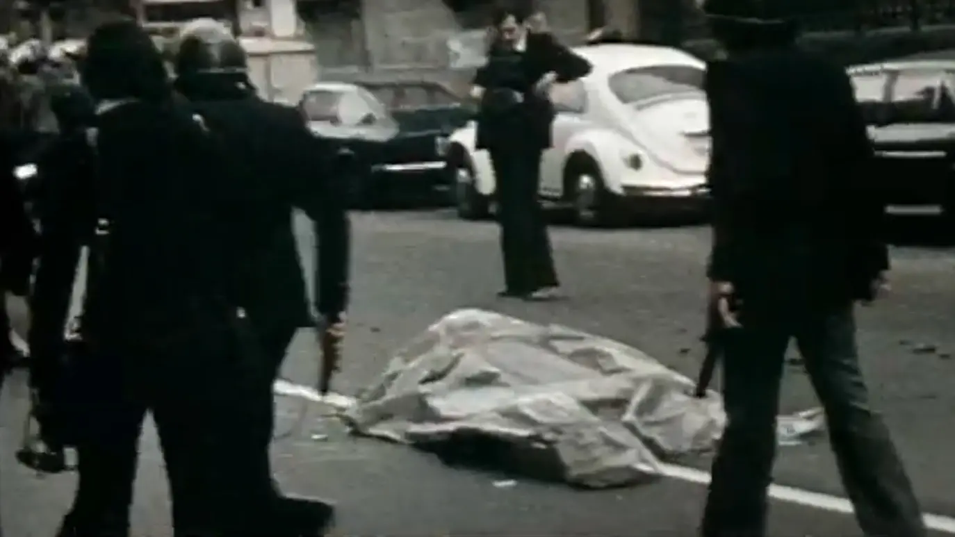Il cadavere dell'agente Antonio Marino colpito a morte da una bomba a mano il 12 aprile 1973