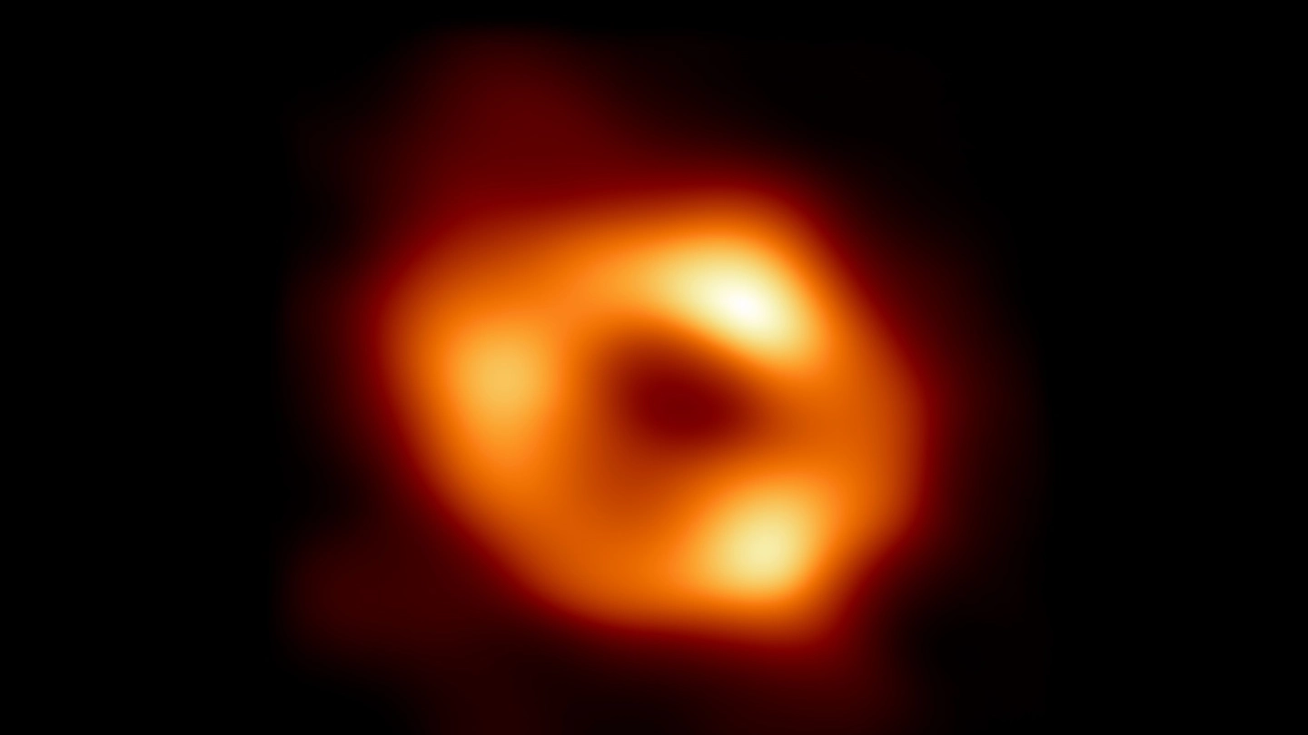 L’immagine del buco nero realizzata dall’Event Horizon Telescope