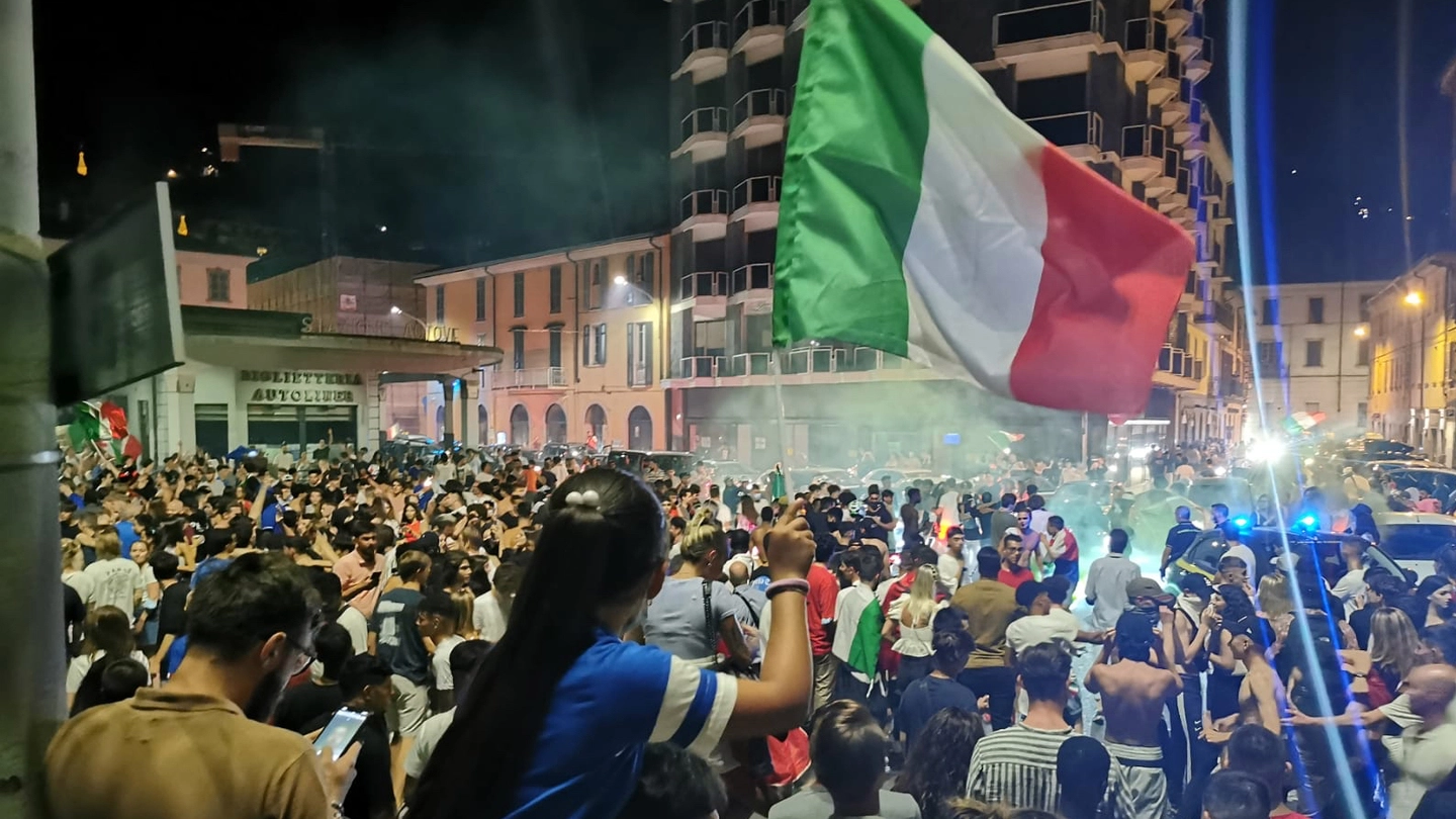 Festeggiamenti per la vittoria dell'Italia in tutta la Lombardia