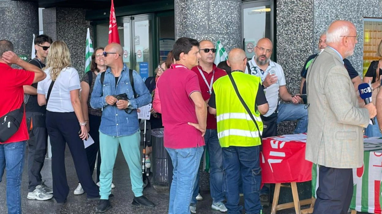 Assistenza a terra, tremila addetti senza contratto: "Vogliamo rispetto" Assistenza a terra, tremila addetti senza contratto: "Vogliamo rispetto"