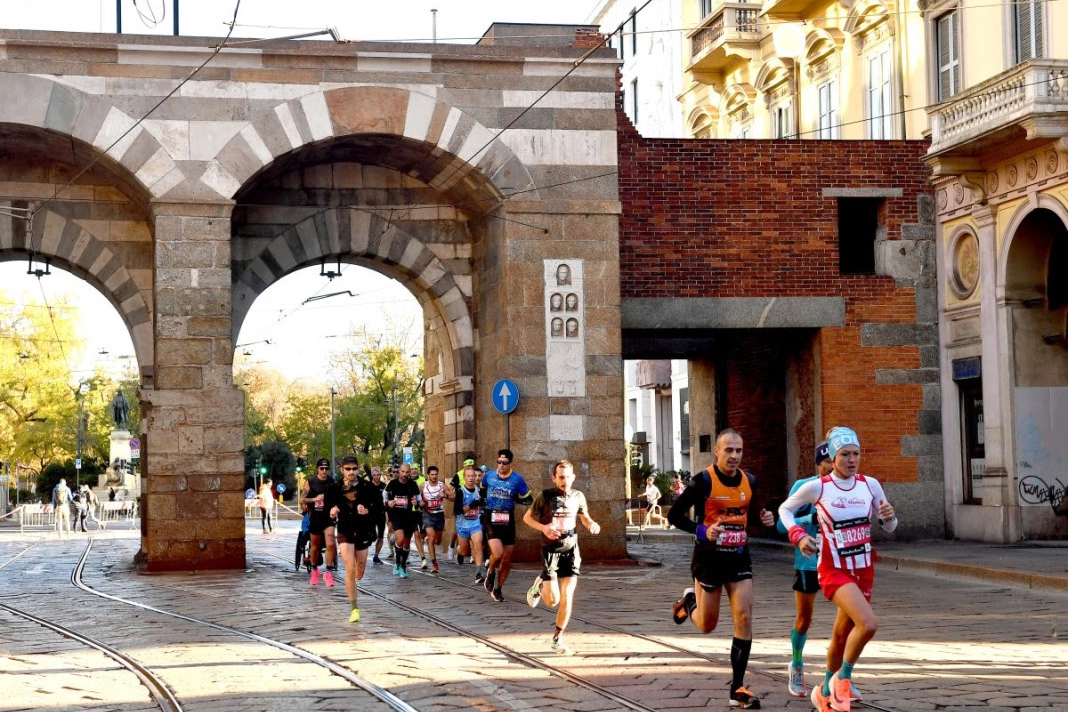 Il passaggio sotto gli Archi di Porta Nuova in via Manzoni