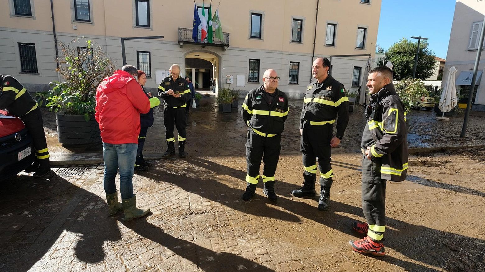 In mezzo al nubifragio. I pompieri raccontano: "L’acqua travolge tutto è peggio delle fiamme" In mezzo al nubifragio. I pompieri raccontano: "L’acqua travolge tutto è peggio delle fiamme"