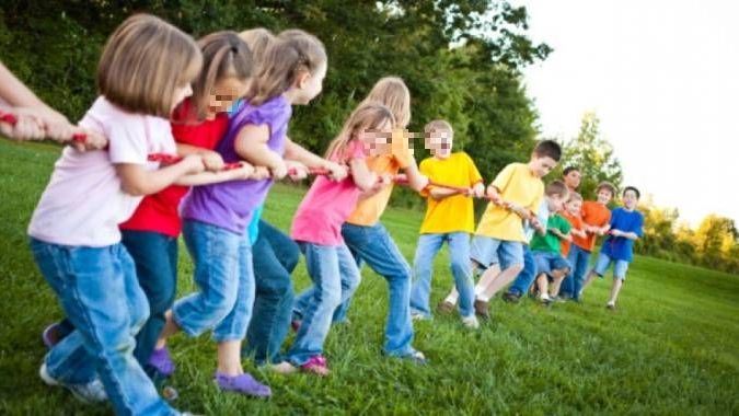 Bambini che giocano all'aperto