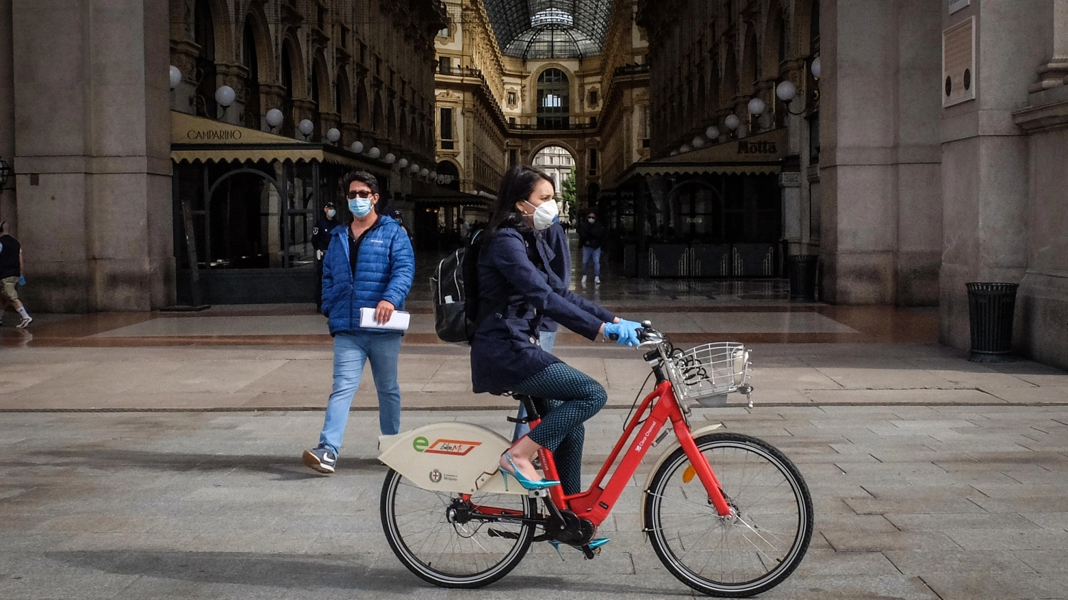 Gente in bicicletta in piazza Duomo