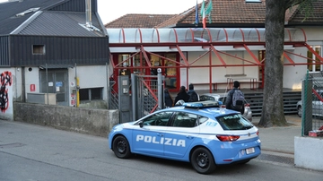 Varese, insegnante accoltellata da uno studente: un vero e proprio agguato all'ingresso della scuola