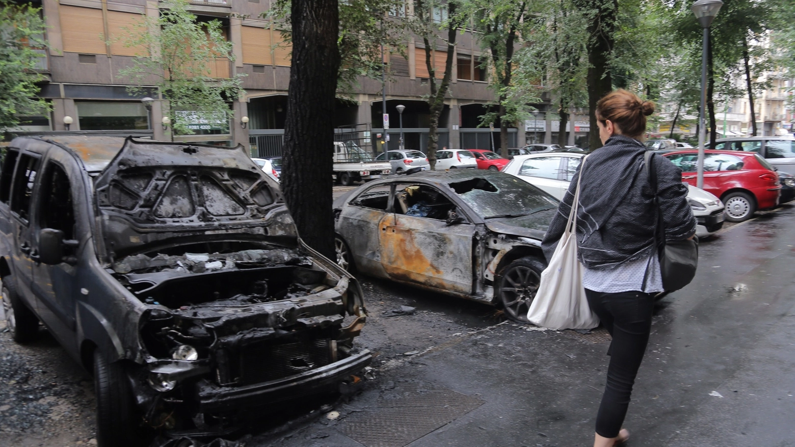 Le auto incendiate in via Fabio Filzi (Newpress)