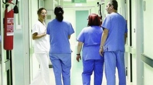 Alcuni infermieri al lavoro nei reparti di un ospedale