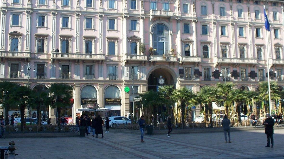 Custode-pusher a Palazzo Carminati Le fotografie scattate ai poliziotti e la coca nella scatola di lampadine Custode-pusher a Palazzo Carminati Le fotografie scattate ai poliziotti e la coca nella scatola di lampadine