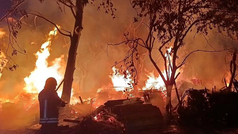 Cataste di legna a fuoco in un terreno Quattro mezzi per spegnerle Cataste di legna a fuoco in un terreno Quattro mezzi per spegnerle