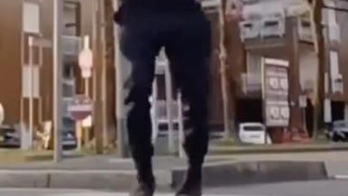 La rapina in diretta. TikToker aggredito mentre gira un video in cerca di “mi piace“