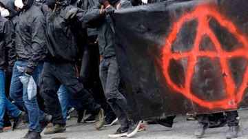 Anarchica in cella a Budapest: "Topi, scarafaggi, guinzagli e divieto di chiamare a casa"