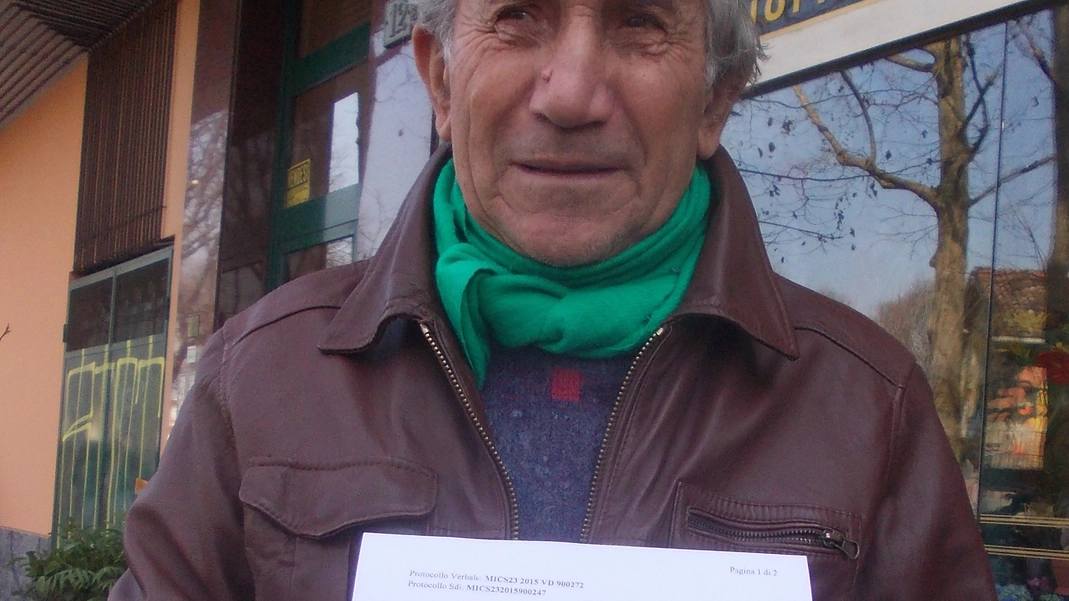Giacomo Ceriani, 76 anni, fioraio, mostra la denuncia presentata ai carabinieri
