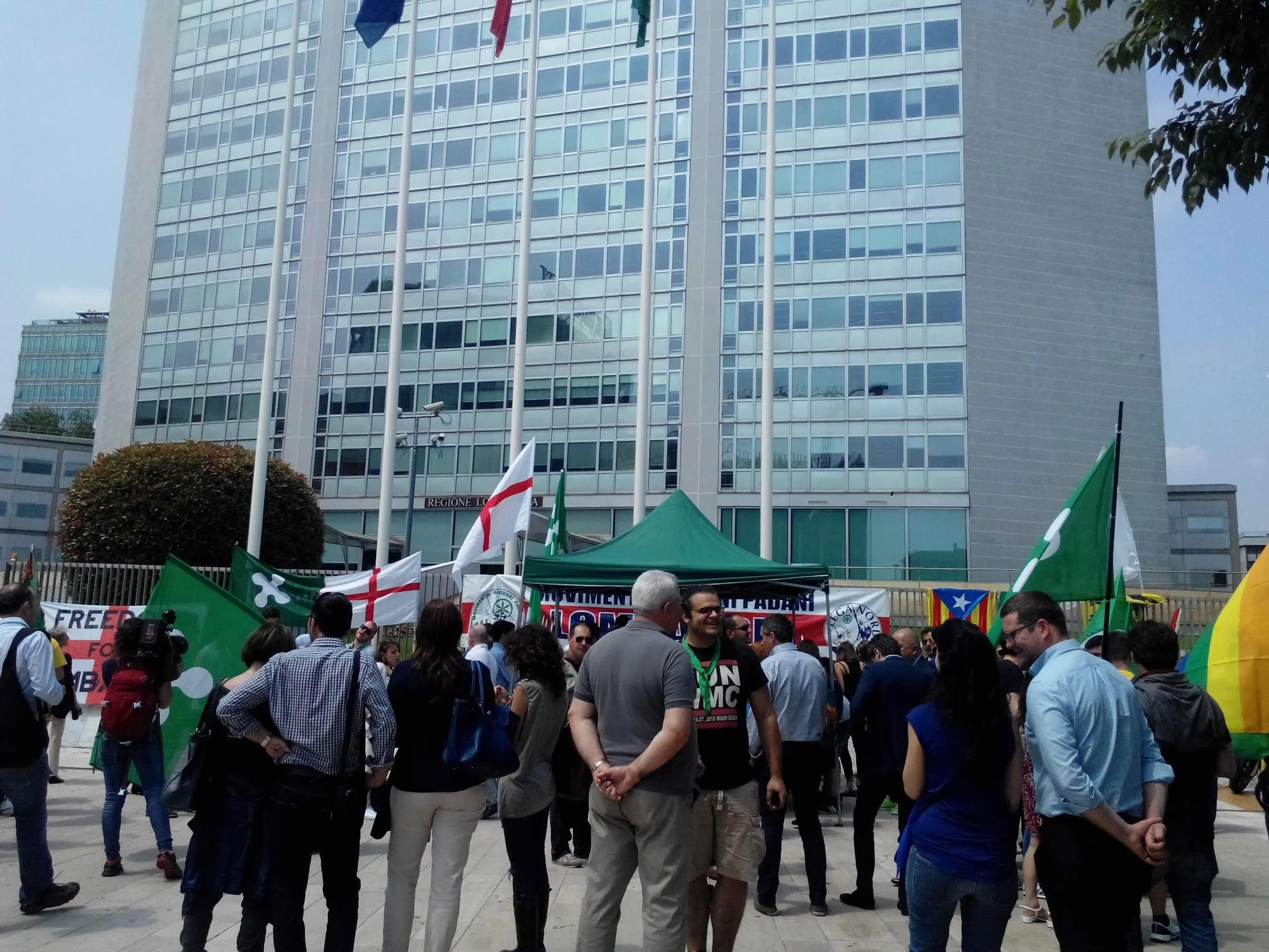 Flash mob dei Giovani Padani al Pirellone: "Lombardia indipendente"