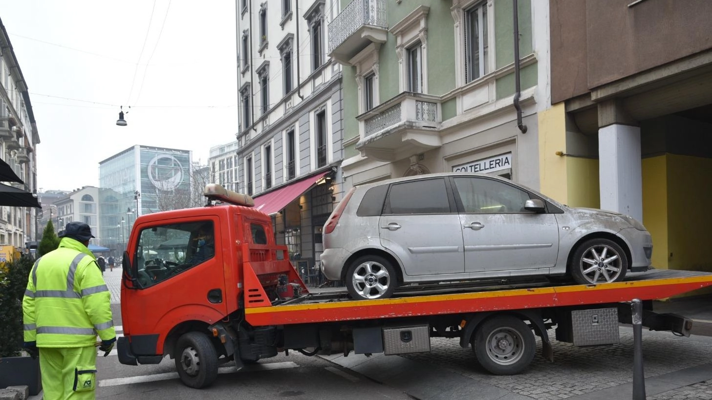 

Rimossi 544 veicoli abbandonati a Milano nei cortili delle case popolari