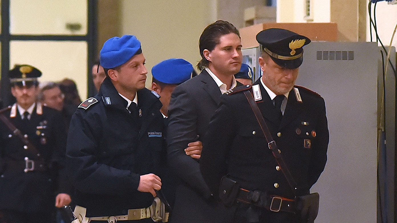 Alexander Boettcher accompagnato dalla penitenziaria e dai carabinieri in tribunale