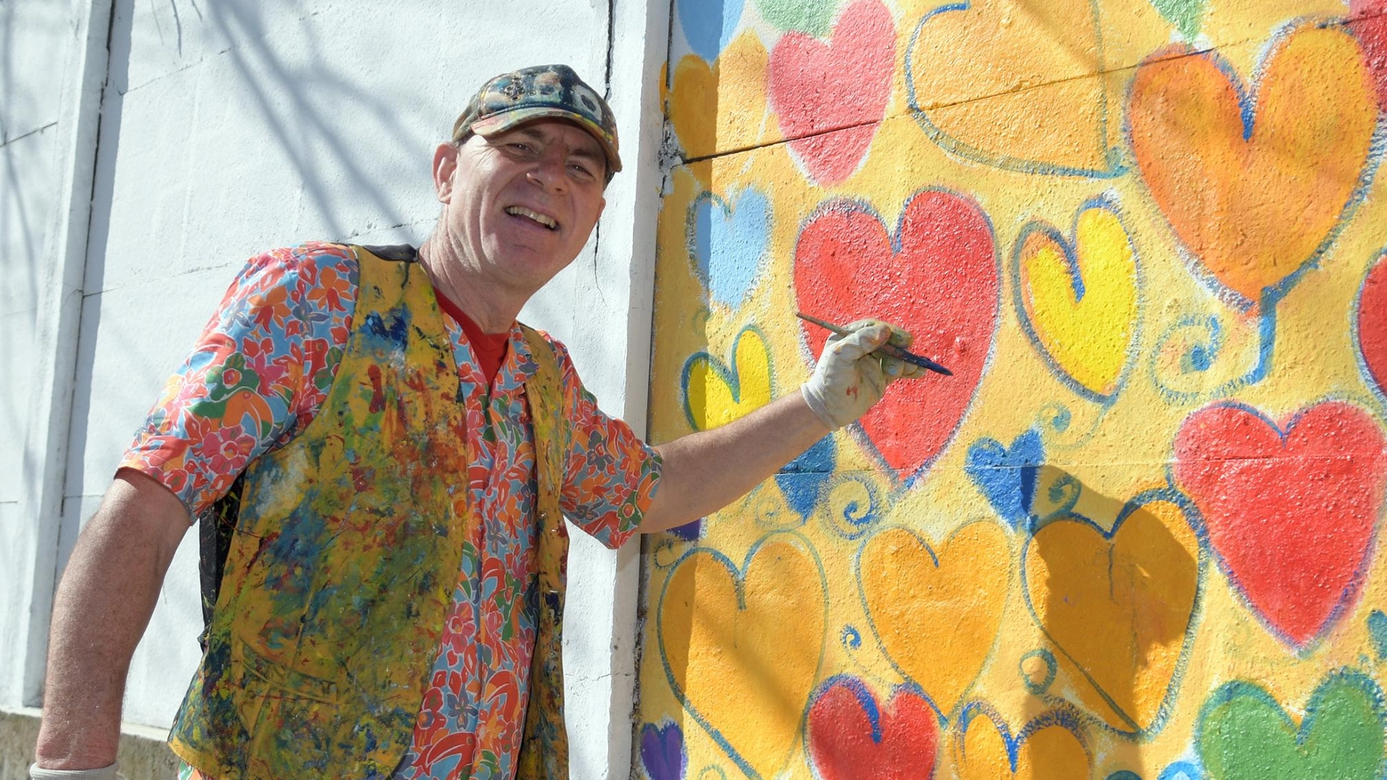 I cuori di Greg fanno rinascere il murale “offeso” dai vandali