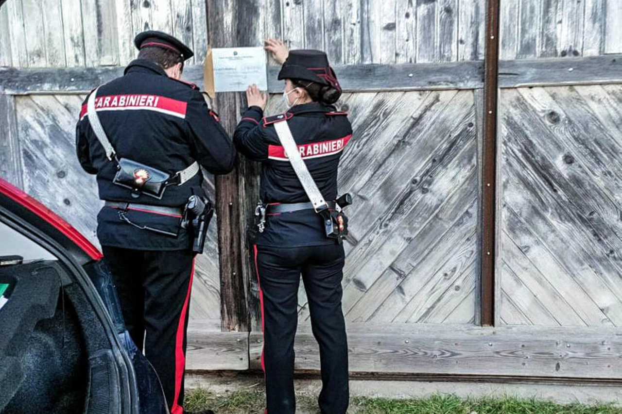 I carabinieri davanti al cascinale