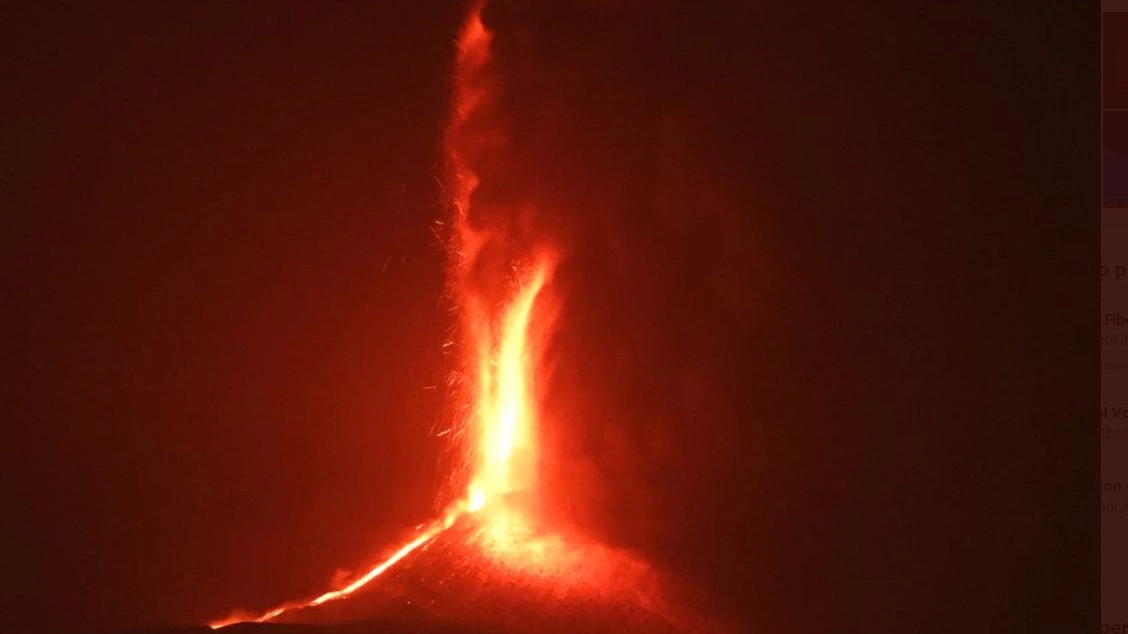 Etna, fontana di lava (Twitter INGV)