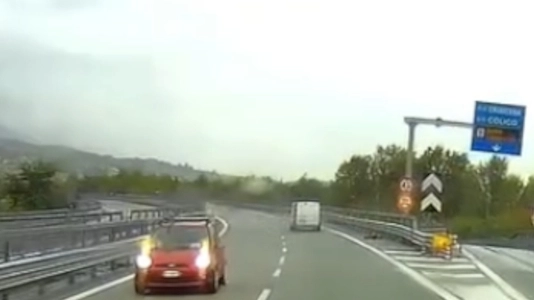La Ford Fiesta rossa che procedeva contromano sulla Superstrada a Gera Lario